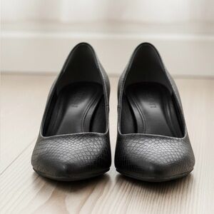 Stunning Call It Spring black textured heels, size 7